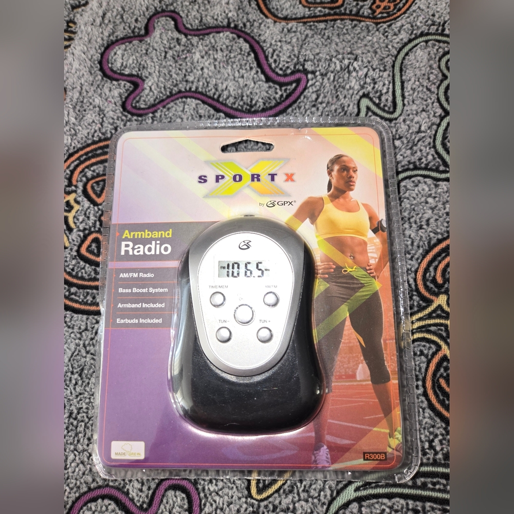 GPX Digital AM FM Radio with Sport Armband and Earbuds New/Sealed Black Silver